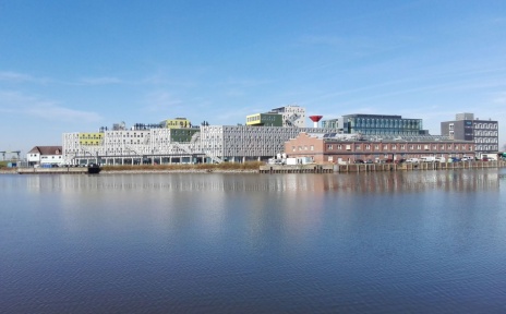 Der Bremerhavener Fischereihafen vom Wasser aus fotografiert.