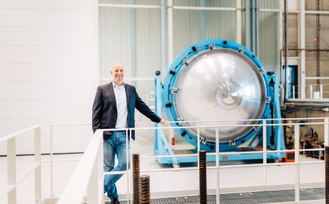 Mann vor einem Wasserstofftank