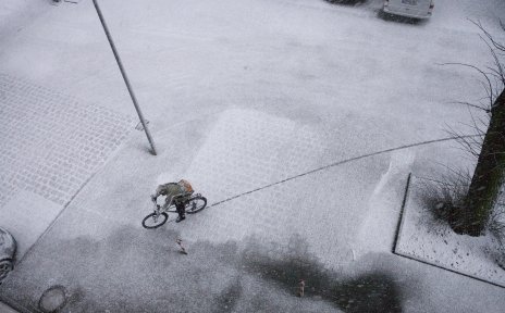 Radfahrer auf verschneiter Straße