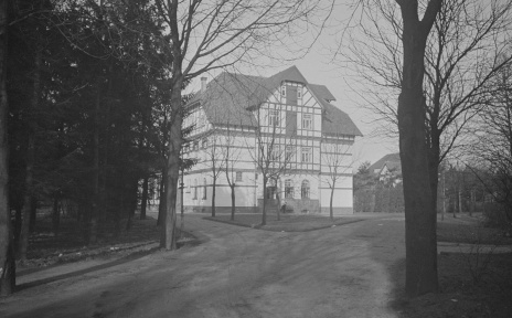 Ein großes Fachwerkgebäude