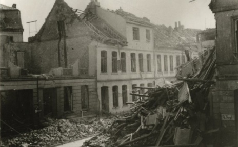 Eine vom Krieg zerstörte Straße