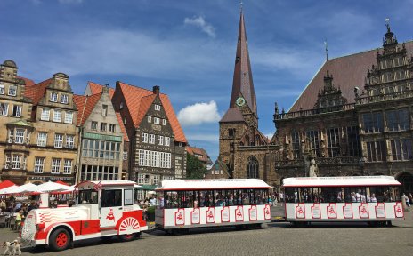 Stadtmusikantenexpress on Bremen's market square in front of gabled houses and the town hall