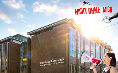 Ein Mädchen ruft durch ein Megaphon in Richtung der Bremischen Bürgerschaft.