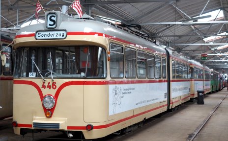 Historische Straßenbahn im Depot
