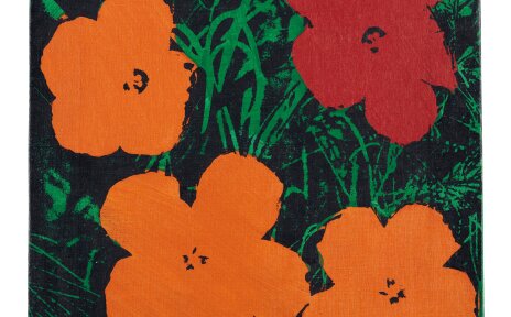 Gemälde von roten und gelben Blumen auf schwarzem Grund.