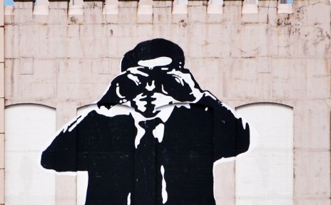 Street Art: überdimensionale schwarz-weiße Männerfigur auf Fassade eines Bunkers