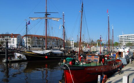Zu sehen ist der Vegesacker Hafen. Es sind mehrere Schiffe im Hafenbecken zu sehen. 