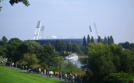 Blick vom Osterdeich aus auf die Weser-Fähre am Anleger am Weser-Stadion