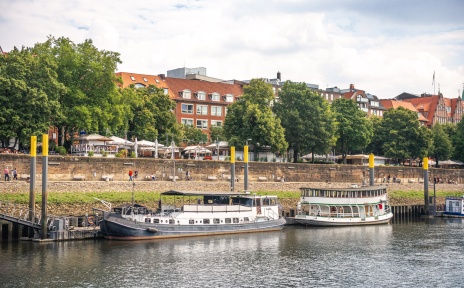 The ship "MS Loretta" on the Weser in Bremen. The Schlachte promenade can be seen in the background. Next to the MS Loretta is the ship "MS Friedrich".