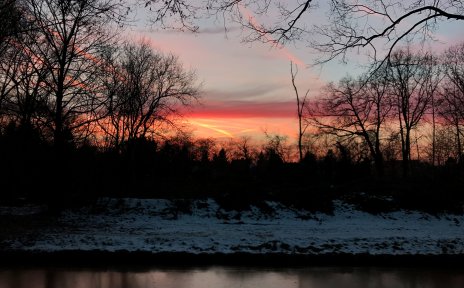 Roter Sonnenuntergang jenseits des Torfkanals in Findorff