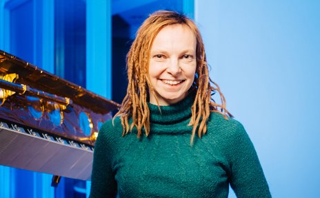 Frau neben einem Satelliten-Modell