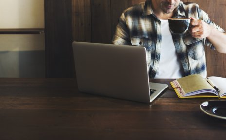 Bild von einem Mann mit Laptop in einem Café