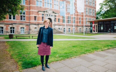 Foto von Frau Prof. Dr. Monika Habermann vor der Hochschule Bremen