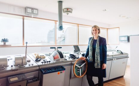 Bild von Frau Prof. Dr. Sunhild Kleingärtner auf der Schiffsbrücke im DSM