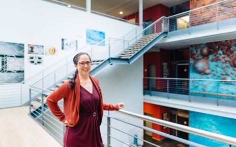 Wissenschaftlerin Dr. Alice Lefebvre steht im Flur des Marum-Gebäudes