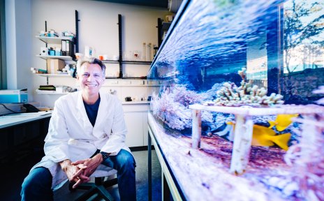 Ein Wissenschaftler vor einem Aquarium