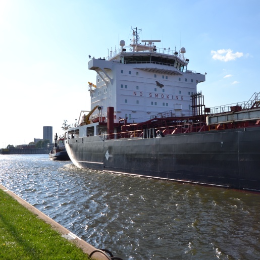 Ein Hafenbecken mit einem einfahrenden, großen Containerschiff; Quelle: WFB/bremen.online - MDR