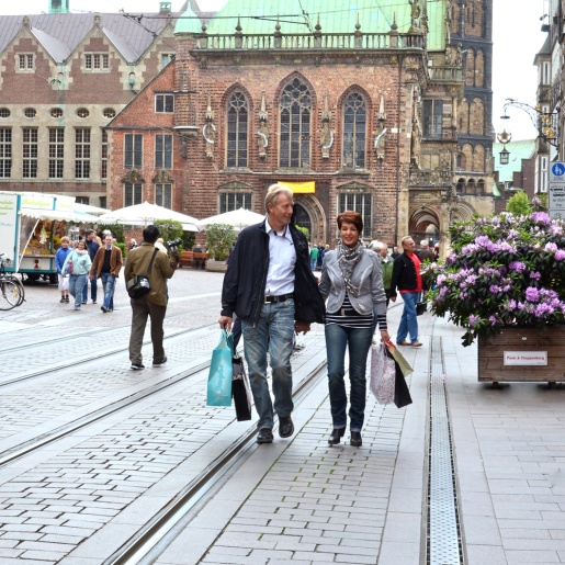 Pärchen mit Einkaufstüten in der Obernstraße (Quelle: CityInitiative Bremen Werbung e.V. )