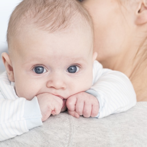 Ein Baby auf dem Arm der Mutter (Quelle: fotolia / Photographee.eu)