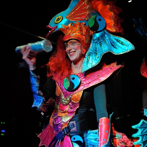 Zwei bunt kostümierte Menschen beim Bremer Samba-Karneval