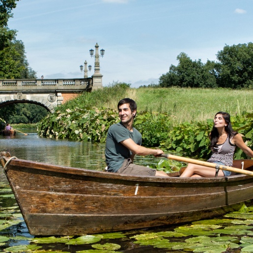 Im Sommer vor allem bei Paaren beliebt: eine romantische Ruderbootfahrt im Bürgerpark.