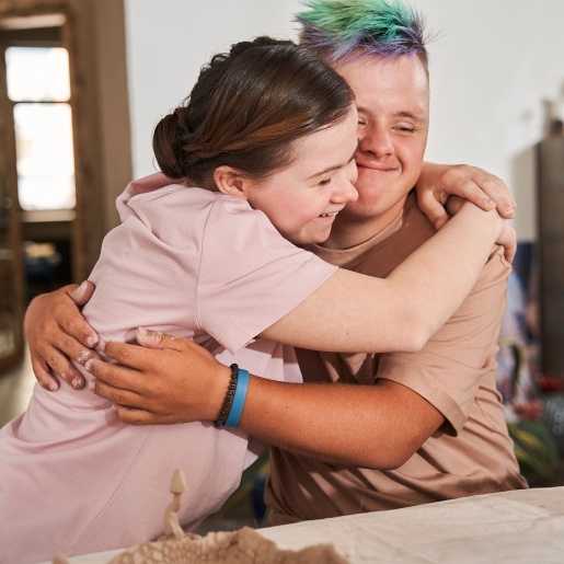 Ein junges glückliches Paar umarmt sich.