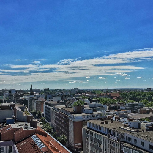 Blick vom Dach des Bamberger Hochhauses in Richtung Innenstadt an einem Sommertag.
