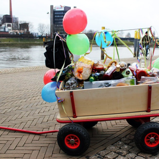 Ein geschmückter Bollerwagen an der Weser