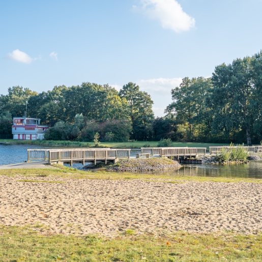 Achterdieksee mit Brücke, Strand und DLRG Station.