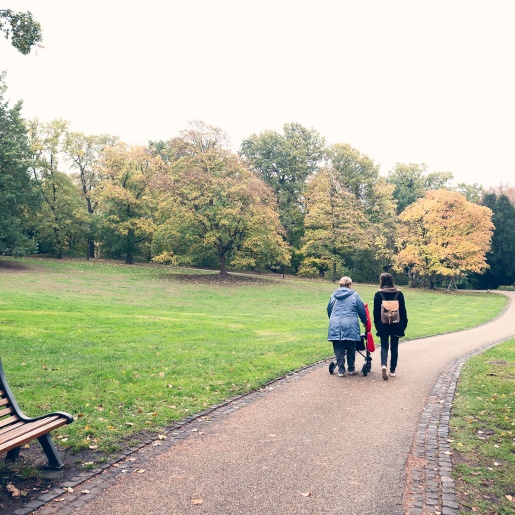 Zwei Frauen laufen in einem Park. 
