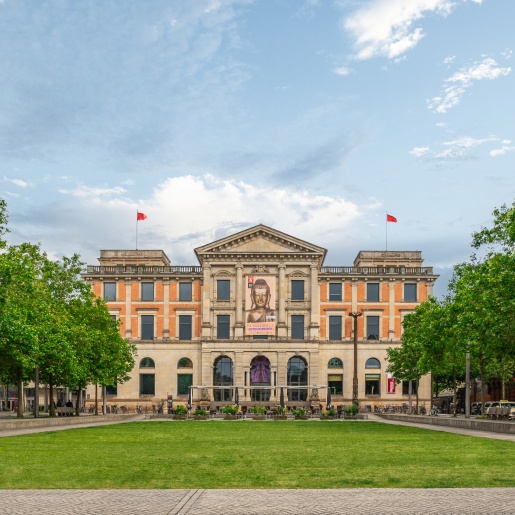 Das Bild zeigt das Gebäude des Übersee-Museums mit seiner altertümlichen Fassade und den Vorplatz mit grünem Rasen.
