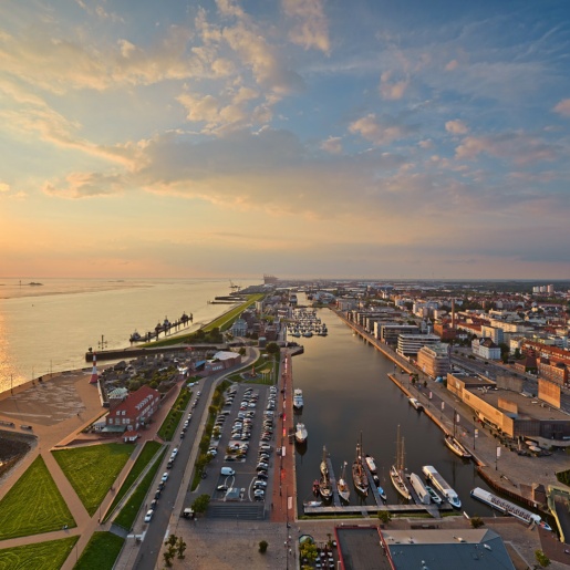 Aussicht auf den Neuen Hafen in Bremerhaven bei Sonnenaufgang. 