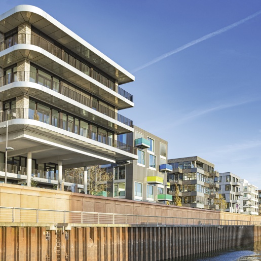 Blick in den Europahafen in der Bremer Überseestadt mit moderner Architektur