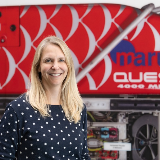 Porträt einer Frau. Hinter ihr steht "marum Quest".