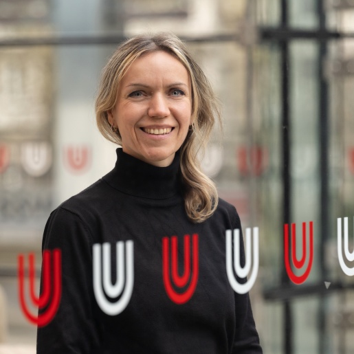 Frau steht vor einer Glastür der Universität Bremen