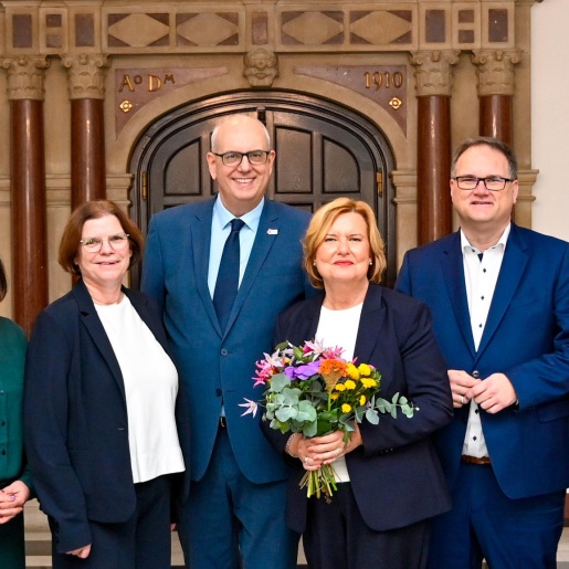 Menschen posieren für ein Gruppenbild