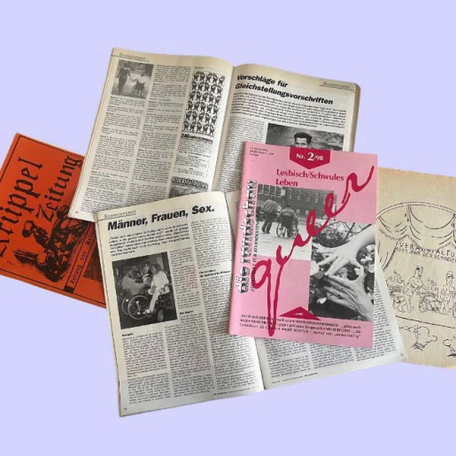 Aufgeschlagene Hefte, Ansicht historischer Publikationen. 