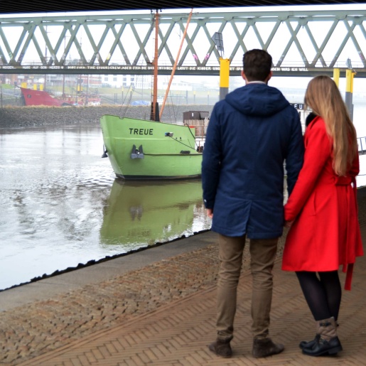 Ein Pärchen vor dem Schiff Treue an der Weser