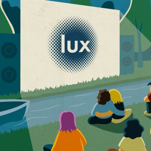 Illustrierte Menschen schauen auf eine Leinwand im Wald. Ein Fluss mit Booten trennt Besucher:innen und Leinwand während des Open-Air Kinos.