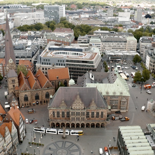 Der Bremer Marktplatz von oben. Zu sehen sind das Bremer Rathaus, der St. Petri Dom, die Liebfrauenkirche, die bremische Bürgerschaft, sowie weitere Gebäude der Bremer Innenstadt.