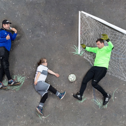 Eine Collage zeigt drei Personen beim Fußballspielen: Ein Schiedsrichter, eine Spielerin und ein Torwart.