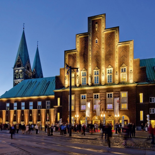 Menschen vor dem Konzertsaal Glocke