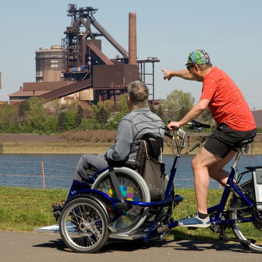 Mit dem Spezialrad Pedder VeloPlus können zwei Personen zusammen fahren, eine davon im Rollstuhl.
