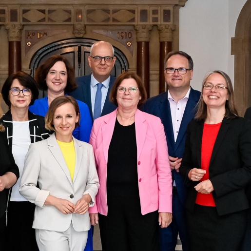 Menschen posieren für ein Gruppenbild