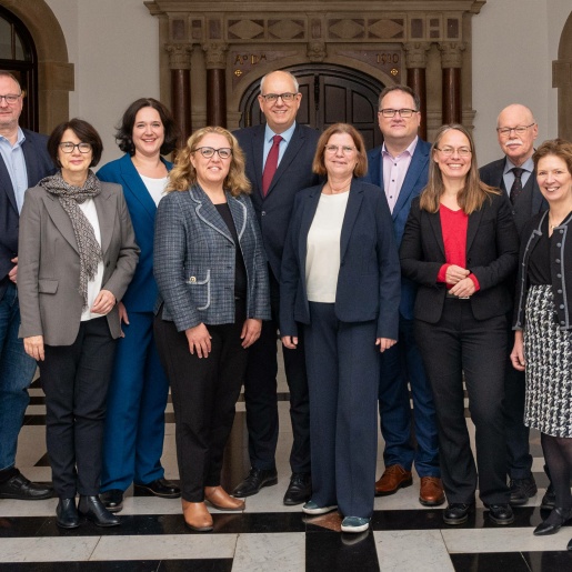 Menschen posieren für ein Gruppenbild