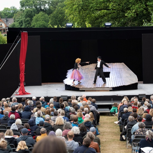 The photo shows the open air theatre "Shakespeare in the Park".