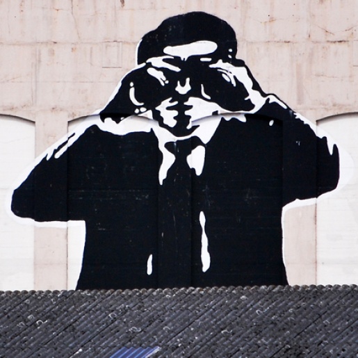 Street Art: überdimensionale schwarz-weiße Männerfigur auf Fassade eines Bunkers
