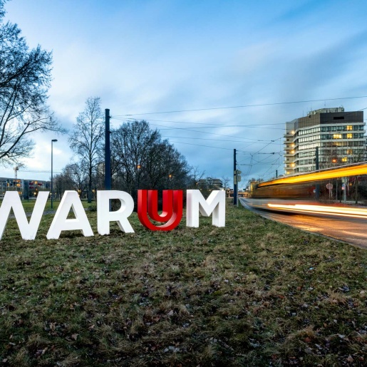 Zu sehen ist der Schriftzug "Warum" vor dem Gebäude der Universität Bremen. Er gehört zu der Ausstellung "WARUM? DARUM!" der Uni Bremen