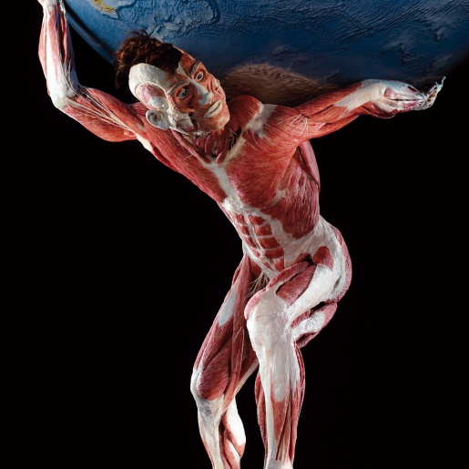 menschlicher Körper trägt eine Welt