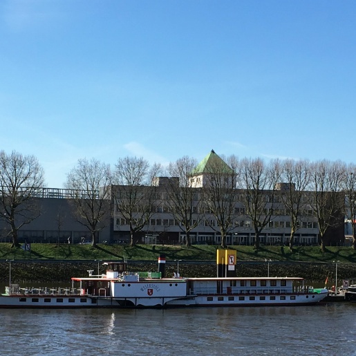 Der Schaufelraddampfer Weserstolz an seinem Anleger auf der Weser.